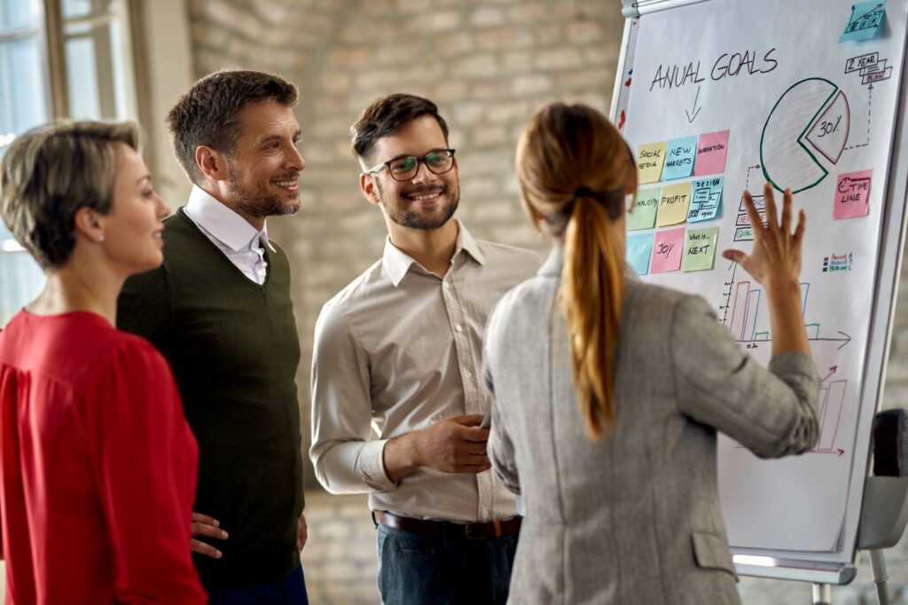 Colaboradores recibiendo curso de coaching empresarial